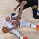 Josh Hart (i), de los Knicks, disputa el balón con Jarrett Allen, de Cavaliers, este martes en un partido de la NBA en Nueva York. EFE/ Ángel Colmenares