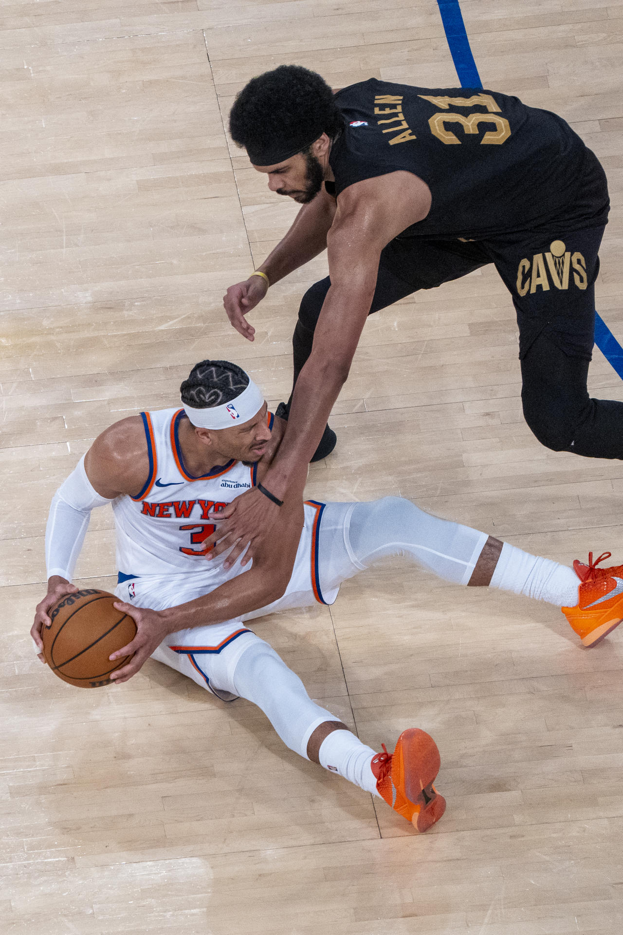Josh Hart (i), de los Knicks, disputa el balón con Jarrett Allen, de Cavaliers, este martes en un partido de la NBA en Nueva York. EFE/ Ángel Colmenares
