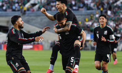 Jugadores de la selección de México celebran la victoria por 1-0 sobre la de Australia en un partido amistoso jugado este sábado en el Rose Bowl Stadium de Los Angeles (California). EFE/EPA/CHRIS TORRES