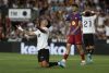 -Los jugadores del Barcelona y del Valencia, durante el partido de la jornada 38 de LaLiga entre el Valencia y el Barcelona, este sábado en el estadio de Mestalla en Valencia.-EFE/ Biel Aliño
