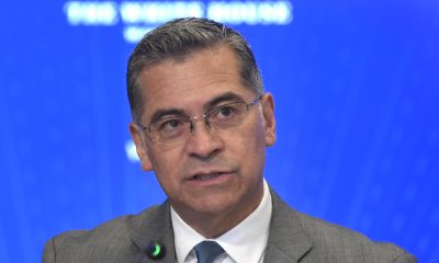 Fotografía donde aparece el exsecretario de Salud de Estados Unidos, Xavier Becerra. EFE/ Lenin Nolly