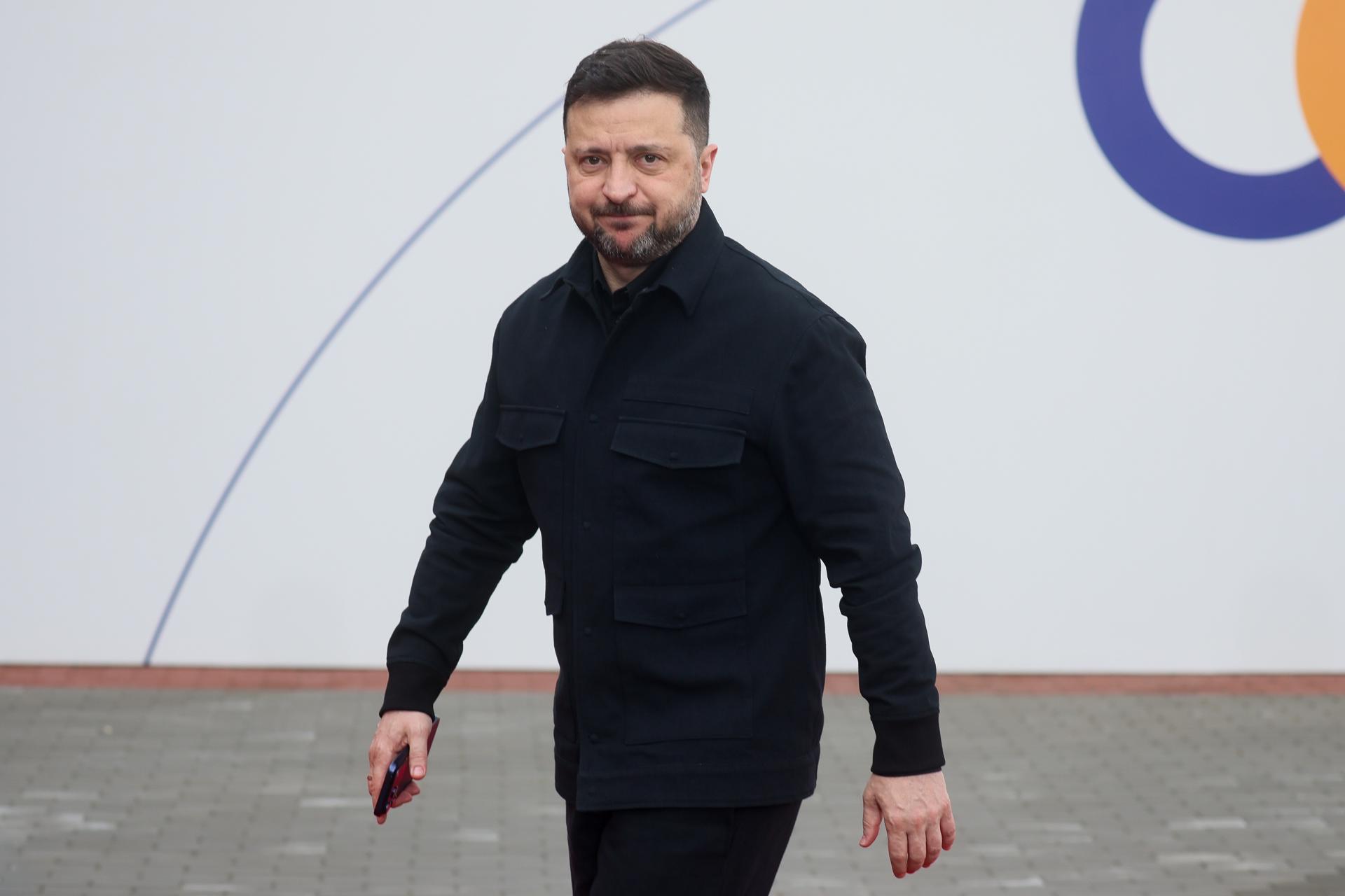El presidente de Ucrania, Volodímir Zelenski, llega a la ceremonia de bienvenida a la Cumbre de la Comunidad Política Europea, en el Complejo Karen Demirchián de Ereván, Armenia, el 4 de mayo de 2026. EFE/EPA/LESZEK SZYMANSKI POLAND OUT