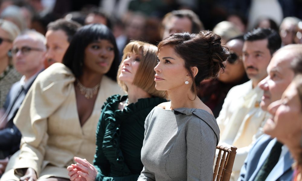 La editora de la revista Vogue, Anna Wintour (c-i), y Lauren Sanchez Bezos (c-d) participan en el evento 'Costume Art' este lunes, en el Museo Metropolitano de Arte de Nueva York (Met), en Nueva York (EE.UU.). EFE/ Octavio Guzmán