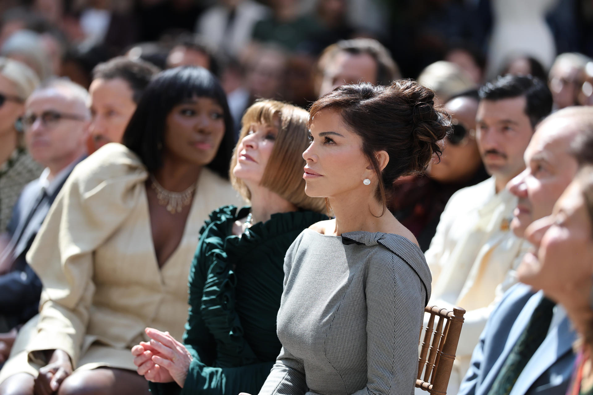 La editora de la revista Vogue, Anna Wintour (c-i), y Lauren Sanchez Bezos (c-d) participan en el evento 'Costume Art' este lunes, en el Museo Metropolitano de Arte de Nueva York (Met), en Nueva York (EE.UU.). EFE/ Octavio Guzmán