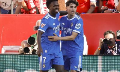 El delantero del Real Madrid Vinicius Jr. (i) celebra su gol durante el partido de la jornada 37 de LaLiga que Sevilla FC y Real Madrid disputaron el 17 de mayo en el estadio Ramón Sánchez-Pizjuán, en Sevilla. EFE/José Manuel Vidal