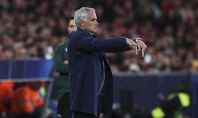 Fotografía de Miguel A. Lopes, en la que puede verse en una imagen de archivo del 17 de febrero al entrenador del Benfica, Jose Mourinho, durante un partido. EFE