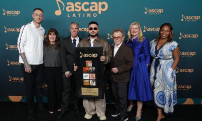 El musico colombiano Keityn (c) posa este martes, en los Premios de la Sociedad Americana de Compositores, Autores y Editores (ASCAP) en Miami (EE.UU.). Keityn fue distinguido con su tercer galardón como Compositor Latino del Año de ASCAP. EFE/ Alberto Boal
