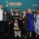 El musico colombiano Keityn (c) posa este martes, en los Premios de la Sociedad Americana de Compositores, Autores y Editores (ASCAP) en Miami (EE.UU.). Keityn fue distinguido con su tercer galardón como Compositor Latino del Año de ASCAP. EFE/ Alberto Boal