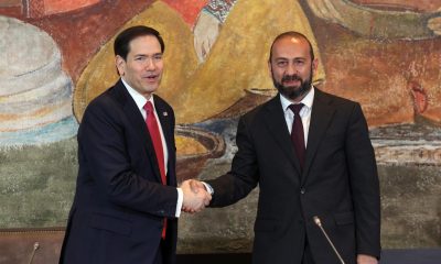 El Secretario de Estado de EE. UU. Marco Rubio (i) y el Ministro de Asuntos Exteriores de Armenia, Ararat Mirzoyan, se dan la mano durante una reunión en el Aeropuerto Internacional de Zvartnots en Ereván, Armenia, el 26 de mayo de 2026. EFE/EPA/HAYK BAGHDASARYAN