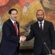 El Secretario de Estado de EE. UU. Marco Rubio (i) y el Ministro de Asuntos Exteriores de Armenia, Ararat Mirzoyan, se dan la mano durante una reunión en el Aeropuerto Internacional de Zvartnots en Ereván, Armenia, el 26 de mayo de 2026. EFE/EPA/HAYK BAGHDASARYAN