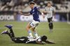 Bastos (abajo) de Botafogo pierde en el duelo con Bruno Zuculini de Racing durante el partido de la cuarta jornada de la fase de grupos de la Copa Sudamericana jugado este miércoles en en el estadio Nilton Santos de Río de Janeiro. EFE/ André Coelho
