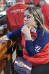 Cada fin de semana, los aficionados que van al estadio a animar a su equipo siguen el balón con la mirada, esperando que acabe en la portería contraria. En la primera fila del estadio Metropolitano hay una seguidora que vive los partidos del Atlético de Madrid de manera distinta, agarrada con fuerza a su radio analógica para no perderse el relato del partido, porque es ciega. Laura Cuervo Núñez (Madrid, 1973) cuenta que era rojiblanca antes de nacer, cuando su madre iba al estadio estando embarazada. De pequeña su padre la llevaba a ver todos los partidos, en una época en la que no era común ver a niñas en el estadio. Lo normal era ver a los padres con sus hijos, pero no con las hijas. No era como ahora, que las mujeres van al fútbol y juegan al fútbol, rememora a EFE con una sonrisa. EFE/Marc Fraile Baudy
