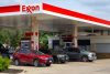 Fotografía del 30 de abril de 2026 que muestra automóviles abasteciéndose de combustible en una estación de servicio de gasolina en Houston (EE.UU.). EFE/ Carlos Ramirez