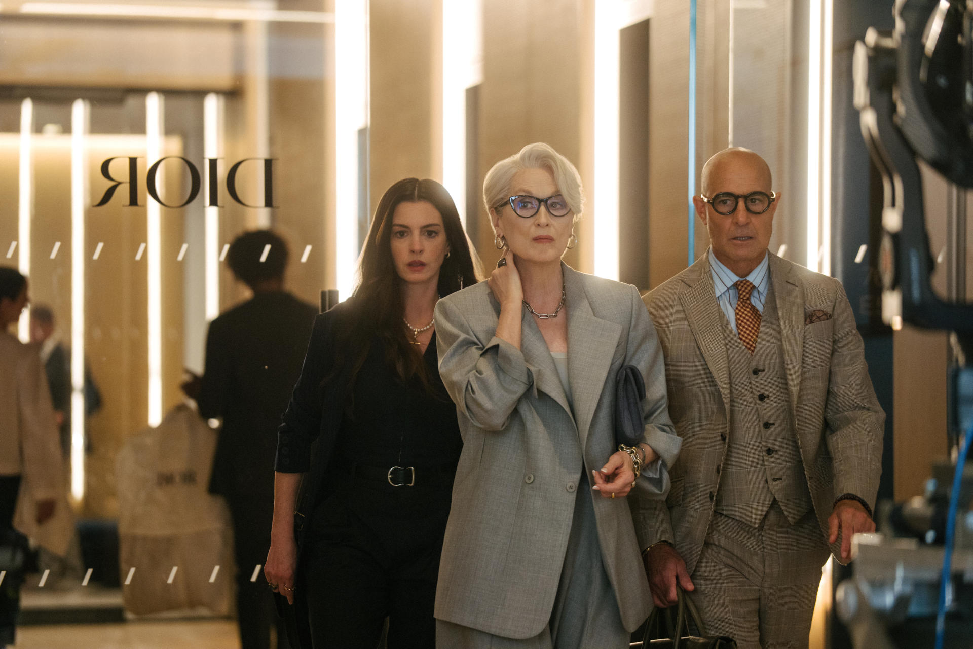 Veinte años después de encarnar a los icónicos personajes de Miranda, Andy, Emily y Nigel; Meryl Streep (c), Anne Hathaway (i), Emily Blunt y Stanley Tucci (d) vuelven a la gran pantalla con "El Diablo viste de Prada 2". EFE/ Macall Polay/20th Century Studios // SOLO USO EDITORIAL/SOLO DISPONIBLE PARA ILUSTRAR LA NOTICIA QUE ACOMPAÑA (CRÉDITO OBLIGATORIO)
