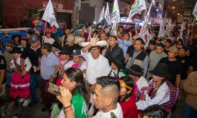 El candidato presidencial peruano del partido izquierdista Juntos por el Perú, Roberto Sánchez (c), saluda a simpatizantes durante un acto político este sábado, en Huaycan (Lima). EFE/ Renato Pajuelo