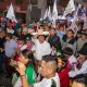 El candidato presidencial peruano del partido izquierdista Juntos por el Perú, Roberto Sánchez (c), saluda a simpatizantes durante un acto político este sábado, en Huaycan (Lima). EFE/ Renato Pajuelo