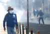 Manifestantes se enfrentan con la policía al intentar llegar a la sede de la Presidencia de Bolivia, durante la tercera jornada consecutiva de protestas sociales contra el Gobierno de Rodrigo Paz, este miércoles en La Paz (Bolivia). EFE/ Luis Gandarillas
