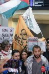 El activista brasileño Thiago Ávila, integrante de la Flotilla Global Sumud, habla con periodistas a su llegada a Brasil después de ser deportado por Israel, este 11 de mayo de 2026, en Sao Paulo (Brasil). EFE/ Isaac Fontana
