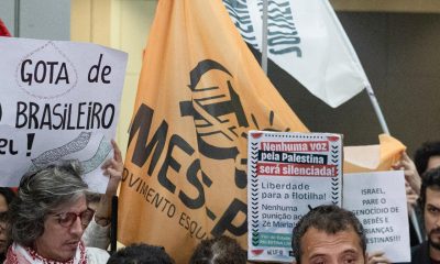 El activista brasileño Thiago Ávila, integrante de la Flotilla Global Sumud, habla con periodistas a su llegada a Brasil después de ser deportado por Israel, este 11 de mayo de 2026, en Sao Paulo (Brasil). EFE/ Isaac Fontana