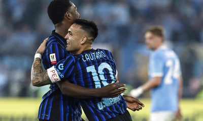 El futbolista del Inter Lautaro Martinez (d) celebra el 0-2 durante el partido de la final de Copa que han jugado SS Lazio e FC Inter, en Roma, Italia. EFE/EPA/ANGELO CARCONI