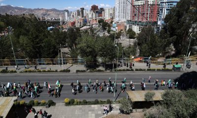 Personas caminan durante una manifestación este lunes, en La Paz (Bolivia). EFE/ Luis Gandarillas