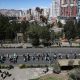 Personas caminan durante una manifestación este lunes, en La Paz (Bolivia). EFE/ Luis Gandarillas