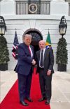 Captura de pantalla tomada de la cuenta oficial en X @LulaOficial que muestra al presidente de EE.UU., Donald Trump (i), saludando a su homólogo de Brasil, Luiz Inácio Lula da Silva, durante su visita a la Casa Blanca este jueves, en Washington (Estados Unidos). EFE/ @LulaOficial
