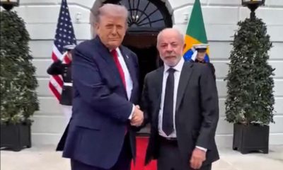 Captura de pantalla tomada de la cuenta oficial en X @LulaOficial que muestra al presidente de EE.UU., Donald Trump (i), saludando a su homólogo de Brasil, Luiz Inácio Lula da Silva, durante su visita a la Casa Blanca este jueves, en Washington (Estados Unidos). EFE/ @LulaOficial