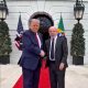 Captura de pantalla tomada de la cuenta oficial en X @LulaOficial que muestra al presidente de EE.UU., Donald Trump (i), saludando a su homólogo de Brasil, Luiz Inácio Lula da Silva, durante su visita a la Casa Blanca este jueves, en Washington (Estados Unidos). EFE/ @LulaOficial