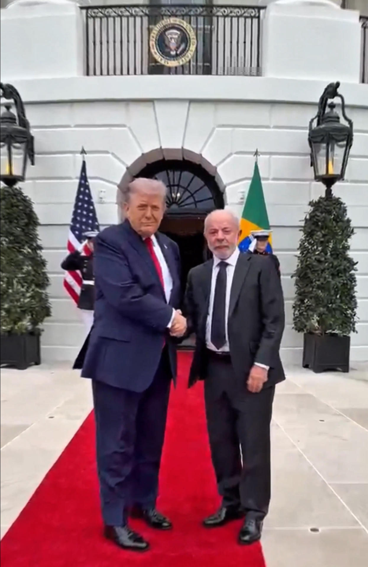 Captura de pantalla tomada de la cuenta oficial en X @LulaOficial que muestra al presidente de EE.UU., Donald Trump (i), saludando a su homólogo de Brasil, Luiz Inácio Lula da Silva, durante su visita a la Casa Blanca este jueves, en Washington (Estados Unidos). EFE/ @LulaOficial