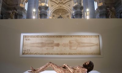 Fotografía de archivo del 5 de abril de 2025 donde se muestra 'The Mystery Man', una escultura hiperrealista a tamaño real del cuerpo de quien pudo ser Jesús tras su muerte expuesta en Jaén (España). EFE/Jose Manuel Pedrosa