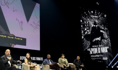 Fotografía del 25 de abril de 2026 que muestra de izquierda a derecha al cineasta estadounidense Oren Uziel; los actores Li Jun Li; Lamorne Morris; Karen Rodríguez, y Jack Huston durante un conversatorio en el foro de la CCXPMX 2026, en Ciudad de México (México). EFE/Alex Cruz