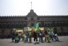 Integrantes de Greenpeace se manifiestan este sábado, a las afueras de Palacio Nacional en Ciudad de México (México). EFE/Sáshenka Gutiérrez
