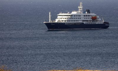 El crucero neerlandés MV Hondius, fotografiado el 4 de mayo frente a la costa de la ciudad de Praia, en la isla de Santiago, Cabo Verde, después de que tres personas murieran a bordo a causa de un síndrome respiratorio agudo. La Organización Mundial de la Salud (OMS) informó de un caso confirmado y cinco casos adicionales sospechosos de infección por hantavirus en el buque que navega por el Océano Atlántico. EFE/EPA/ELTON MONTEIRO