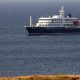 El crucero neerlandés MV Hondius, fotografiado el 4 de mayo frente a la costa de la ciudad de Praia, en la isla de Santiago, Cabo Verde, después de que tres personas murieran a bordo a causa de un síndrome respiratorio agudo. La Organización Mundial de la Salud (OMS) informó de un caso confirmado y cinco casos adicionales sospechosos de infección por hantavirus en el buque que navega por el Océano Atlántico. EFE/EPA/ELTON MONTEIRO