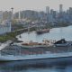 Fotografía cedida por MSC Cruises que muestra el crucero MSC Poesia a su llegada al puerto de Seattle en el estado de Washington (EE.UU.). EFE/MSC Cruises /SOLO USO EDITORIAL /NO VENTAS /SOLO DISPONIBLE PARA ILUSTRAR LA NOTICIA QUE ACOMPAÑA /CRÉDITO OBLIGATORIO