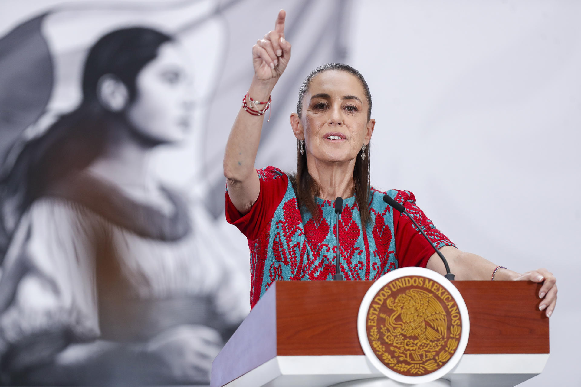 La presidenta de México, Claudia Sheinbaum, habla este miércoles durante una rueda de prensa en Palacio Nacional de Ciudad de México (México). EFE/ Isaac Esquivel