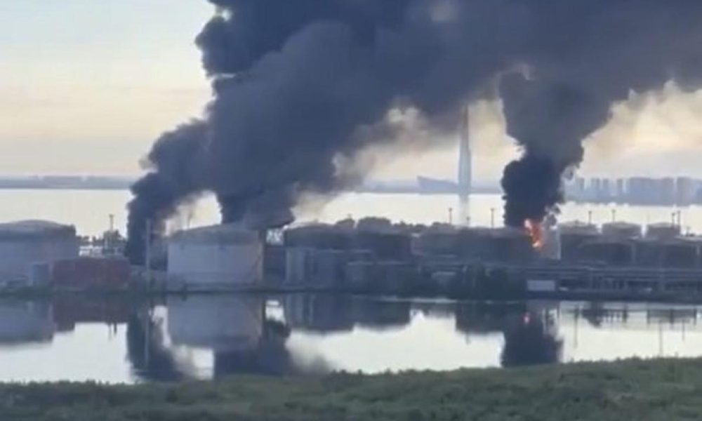 Captura del vídeo publicado en X por el presidente de Ucrania, Volodímir Zelenski, mostrando el o ataque ucraniano contra la terminal petrolera del puerto ruso de San Petersburgo. - SOLO USO EDITORIAL/SOLO DISPONIBLE PARA ILUSTRAR LA NOTICIA QUE ACOMPAÑA (CRÉDITO OBLIGATORIO) -