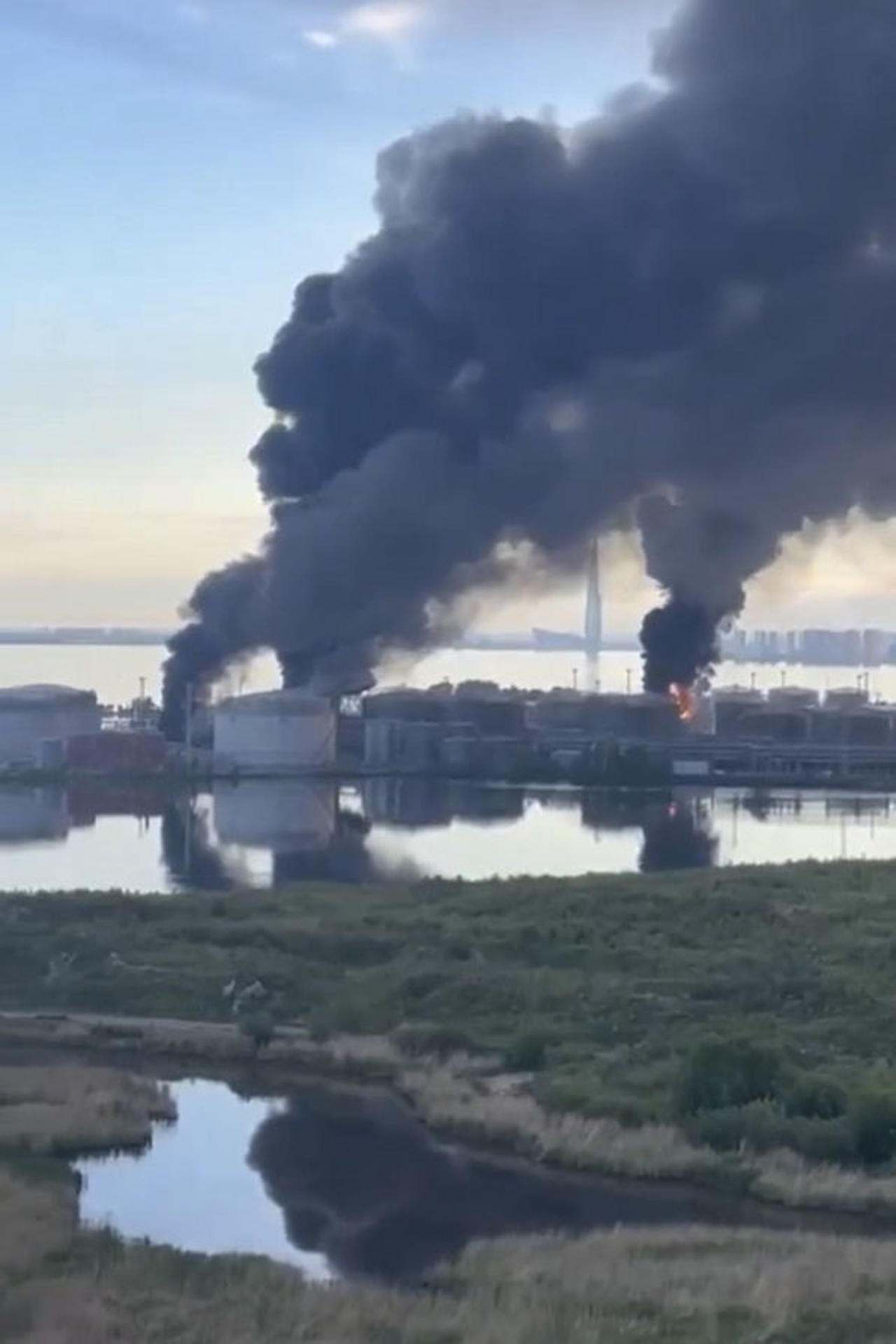 Captura del vídeo publicado en X por el presidente de Ucrania, Volodímir Zelenski, mostrando el o ataque ucraniano contra la terminal petrolera del puerto ruso de San Petersburgo. - SOLO USO EDITORIAL/SOLO DISPONIBLE PARA ILUSTRAR LA NOTICIA QUE ACOMPAÑA (CRÉDITO OBLIGATORIO) -