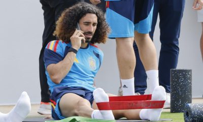 Marc Cucurella de España habla por teléfono en un entrenamiento este domingo en Atlanta (Estados Unidos). EFE/ Lavandeira Jr