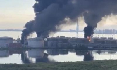 Captura del vídeo publicado en X por el presidente de Ucrania, Volodímir Zelenski, mostrando el o ataque ucraniano contra la terminal petrolera del puerto ruso de San Petersburgo. Las defensas aéreas ucranianas derribaron durante la pasada madrugada 189 de los 198 drones de larga distancia lanzados por el Ejército ruso contra territorio bajo control de Kiev, al tiempo que fuerzas ucranianas golpearon la terminal petrolera de San Petersburgo, según el mensaje publicado por Zelenski en la red social. EFE/ Volodímir Zelenski en X - SOLO USO EDITORIAL/SOLO DISPONIBLE PARA ILUSTRAR LA NOTICIA QUE ACOMPAÑA (CRÉDITO OBLIGATORIO) -