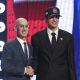 El comisionado de la NBA, Adam Silver (i), y el jugador de baloncesto mexicano Karim López posan para una foto después de que este último fuera seleccionado por los Detroit Pistons durante la primera ronda del Draft de la NBA de 2026 en el Barclays Center en el distrito de Brooklyn, Nueva York (EE.UU.). EFE//SARAH YENESEL PROHIBIDO SU USO EN SHUTTERSTOCK