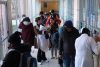 Personas esperan para ser atendidas en el Hospital del Niño este miércoles, en La Paz (Bolivia). EFE/Luis Gandarillas
