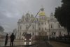 Rescatistas ucranianos trabajan en la Catedral de la Dormición en Kiev, tras ser alcanzada por un nuevo ataque masivo ruso, el 15 de junio de 2026. EFE/EPA/SERGEY DOLZHENKO
