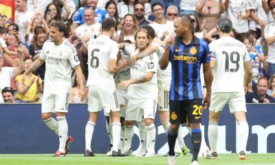 Los jugadores del Real Madrid Leyendas celebran el gol marcado por Pepe ante el Inter Legends durante el partido Corazón Classic Match que jugadores históricos del Real Madrid e Inter de Milan disputaron en el Santiago Bernabéu. EFE/Víctor Lerena