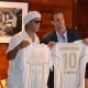 El astro brasileño Ronaldinho Gaúcho (i) y el presidente del Ravenna, Ignazio Cipriani, posan con camisetas durante el anunció de su regreso al fútbol profesional a los 46 años de la mano del Ravenna FC italiano este martes, en Miami (Estados Unidos). EFE/ Antoni Belchi