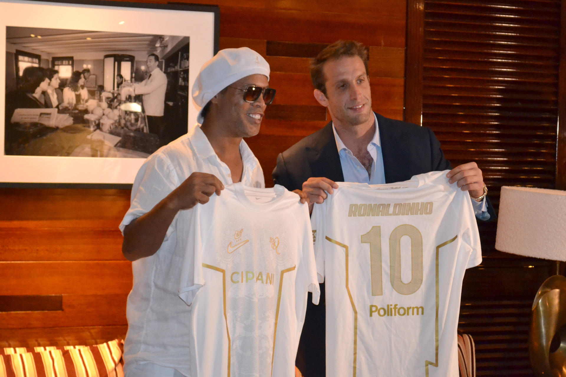 El astro brasileño Ronaldinho Gaúcho (i) y el presidente del Ravenna, Ignazio Cipriani, posan con camisetas durante el anunció de su regreso al fútbol profesional a los 46 años de la mano del Ravenna FC italiano este martes, en Miami (Estados Unidos). EFE/ Antoni Belchi