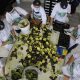 Productores de aguacate y chefs mexicanos, participan en la elaboración del 'guacamole' más grande del mundo realizado este jueves, en el estadio Panamericano de Zapopan en Guadalajara (México). EFE/ Francisco Guasco