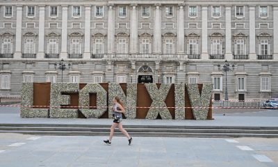 Vista del Palacio Real en Madrid, este sábado, a la espera de la visita del papa León XIV, quien inicia este sábado un viaje de seis días a España, que comenzará en Madrid con una recepción en el Palacio Real seguida de una visita por la tarde a un centro de personas sin hogar en Carabanchel y terminará por la noche en una vigilia con los jóvenes en un acto multitudinario que unirá la oración con actuaciones musicales.