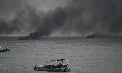 Fotografía de dos embarcación incendiándose este 6 de junio de 2026, en el puerto de Manta (Ecuador). EFE/ Ariel Ochoa
